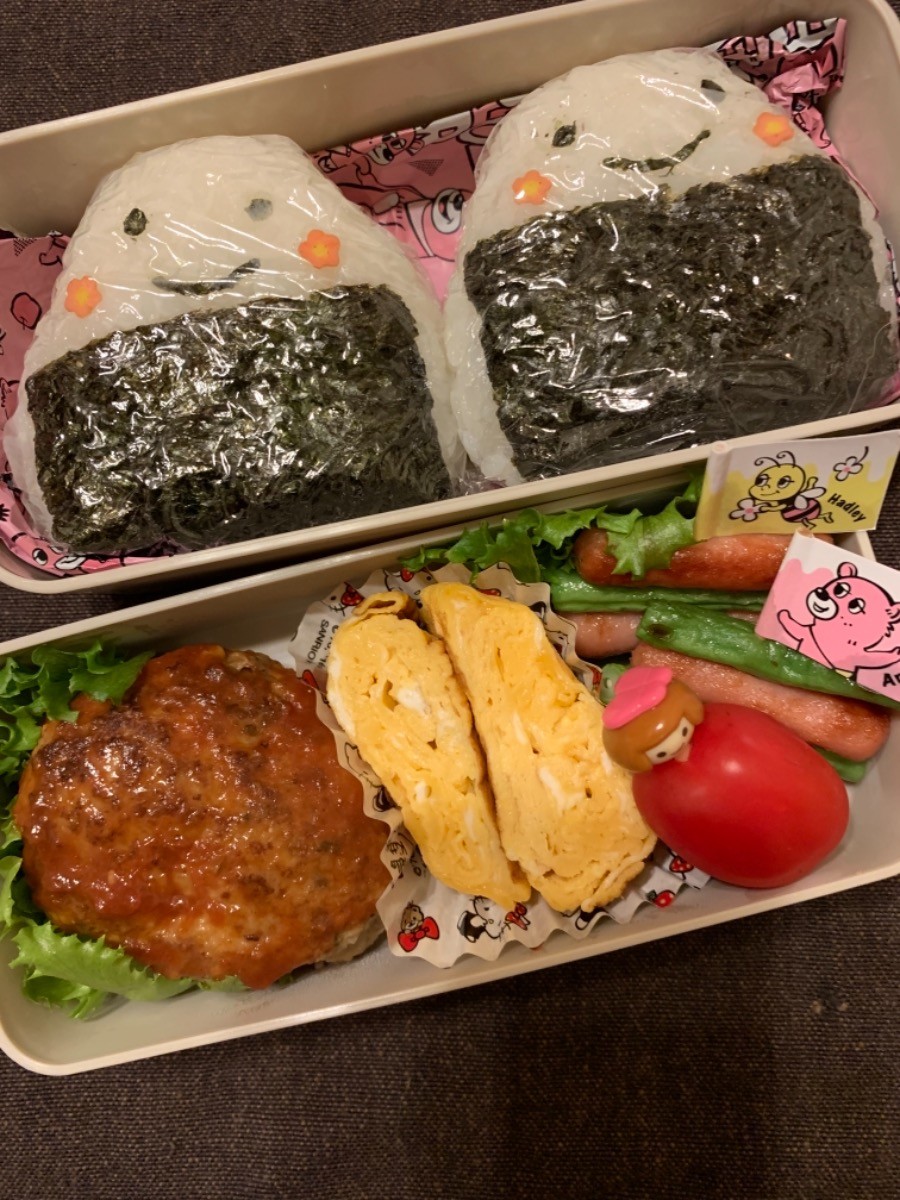おにぎりとハンバーグ弁当