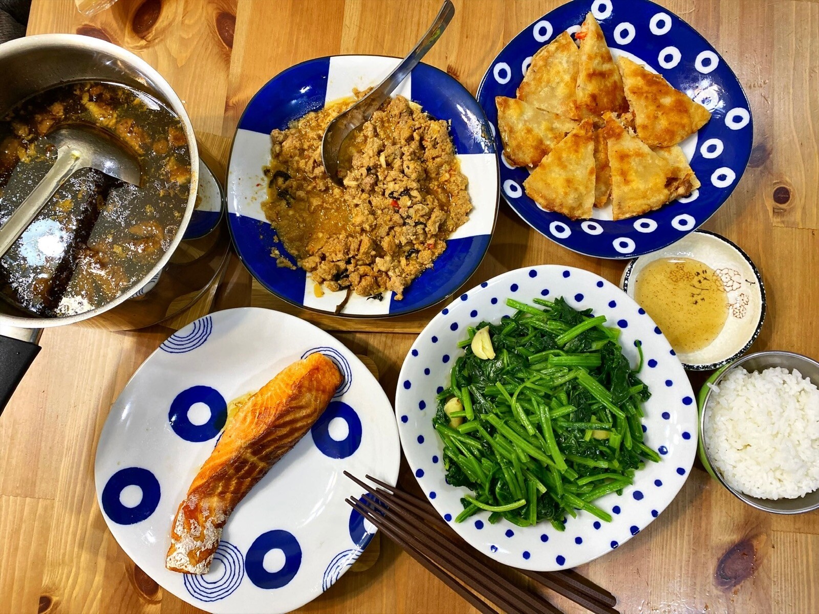 煎鮭魚、打拋豬、炒波菜、月亮蝦餅、藥燉排骨湯