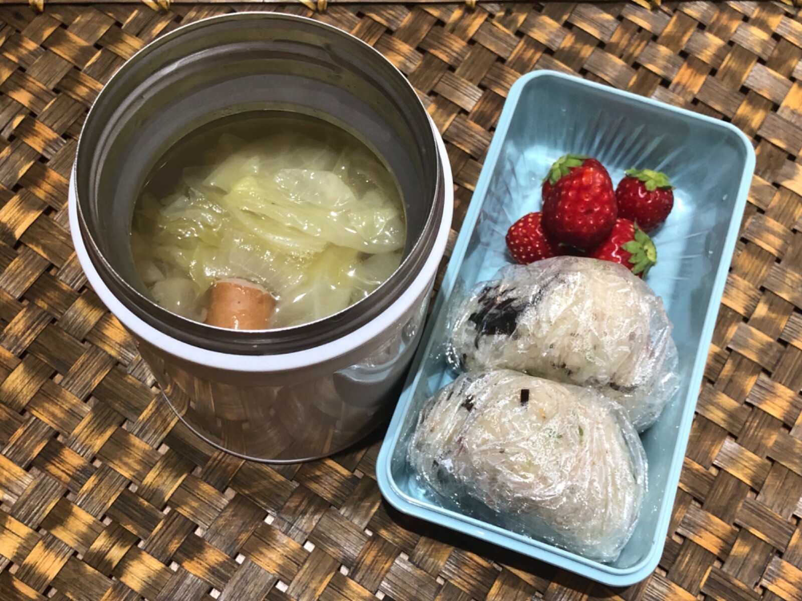 塩昆布おにぎり＆コンソメスープ