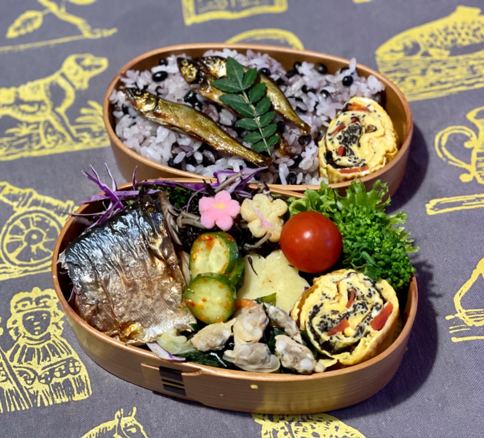 黒豆ご飯、ヒジキと金時人参の卵焼き