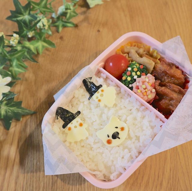 ねこちゃん変身！おばけに囲まれて弁当♡