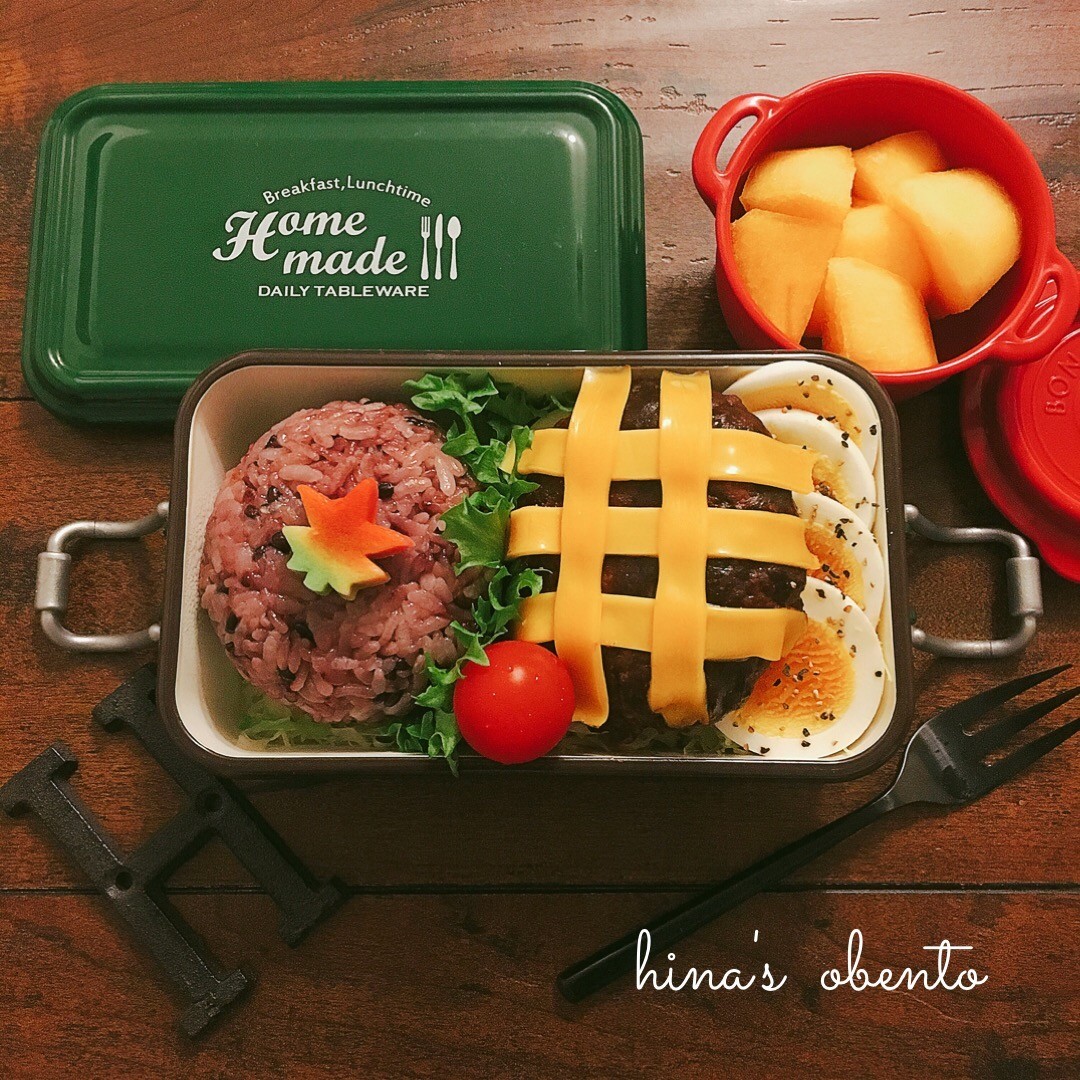 黒米おにぎりとチーズハンバーグ弁当