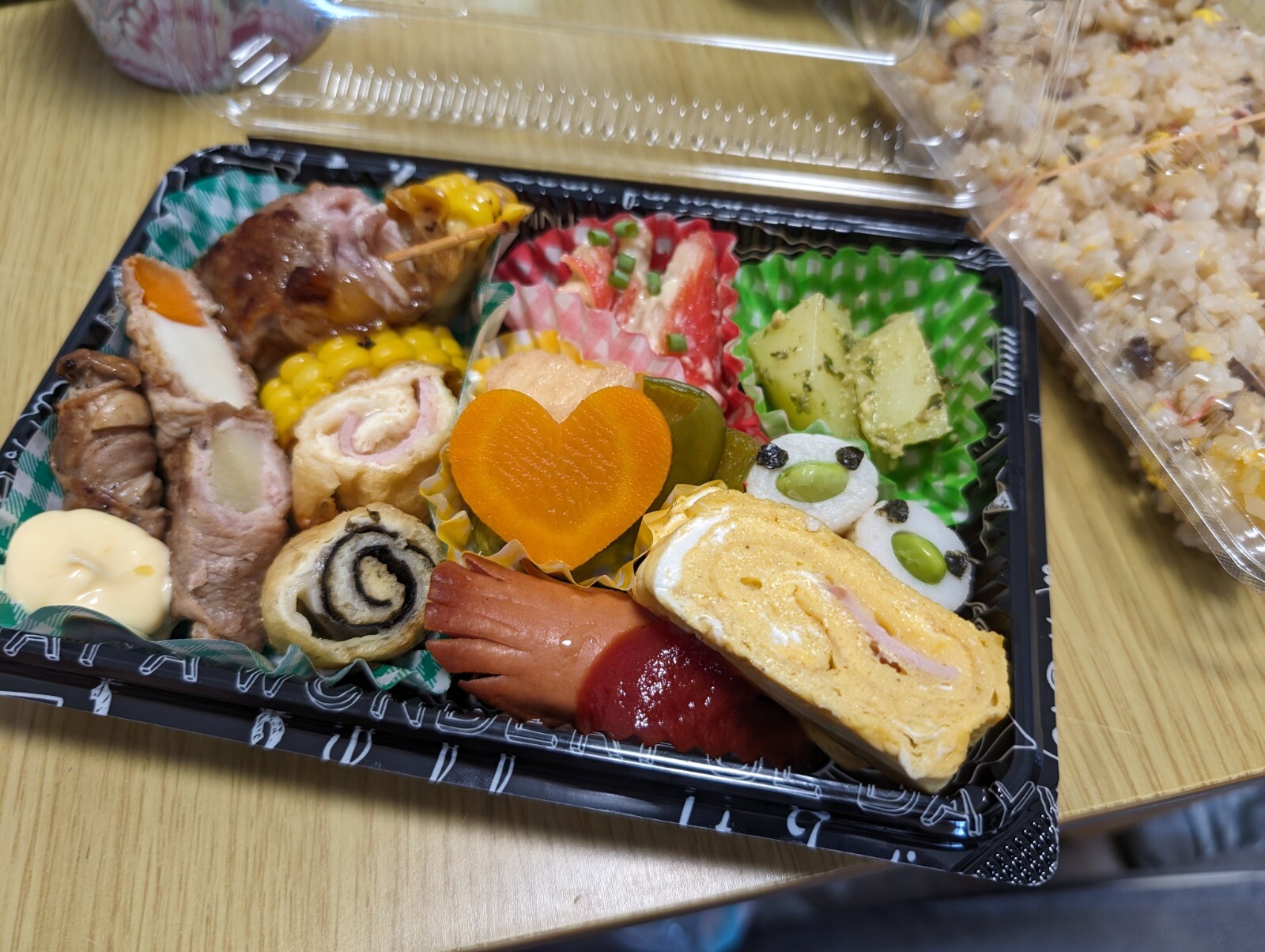 色々巻き物とコーンカニカマチャーハン弁当