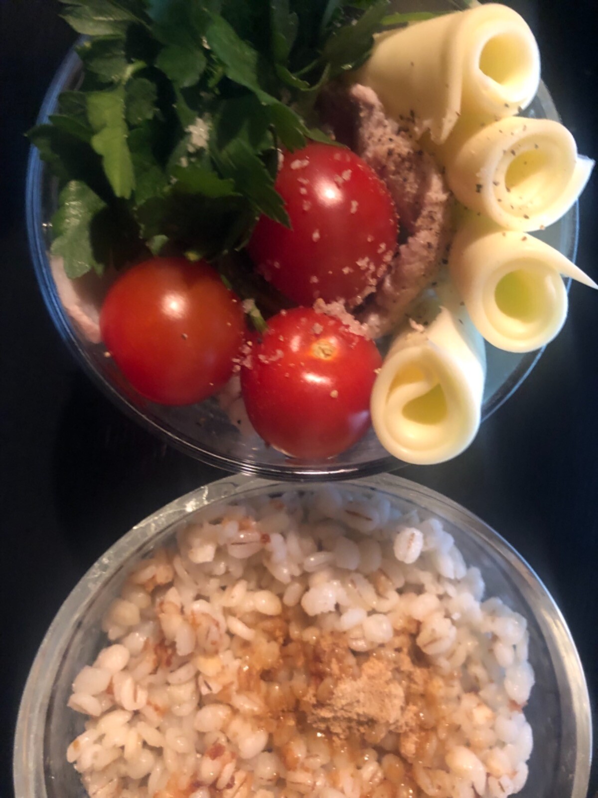 モッツァレラチーズと茹で豚サラダ肉多めとコンソメスープ押麦ごはん