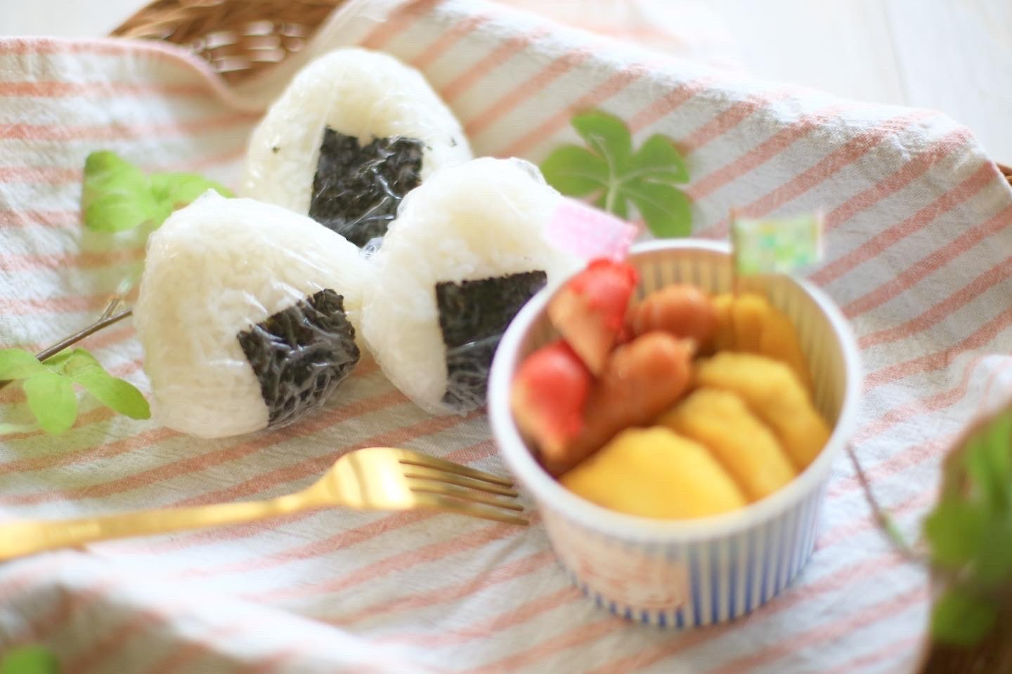 おにぎりとナゲットの簡単弁当