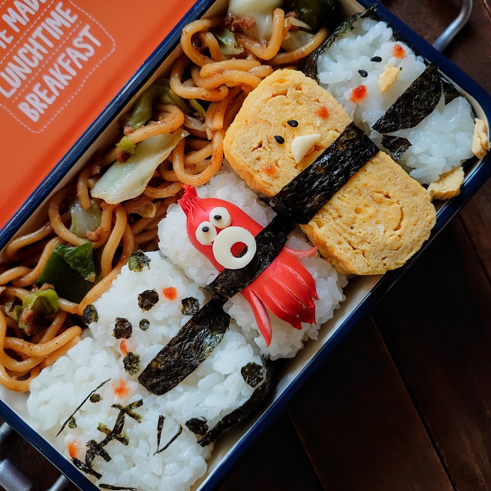 漢の…妻用🍱四角いこにぎり並べといた焼きそば弁当