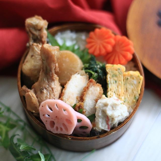 手羽元の甘辛煮で蓋しまらん弁当