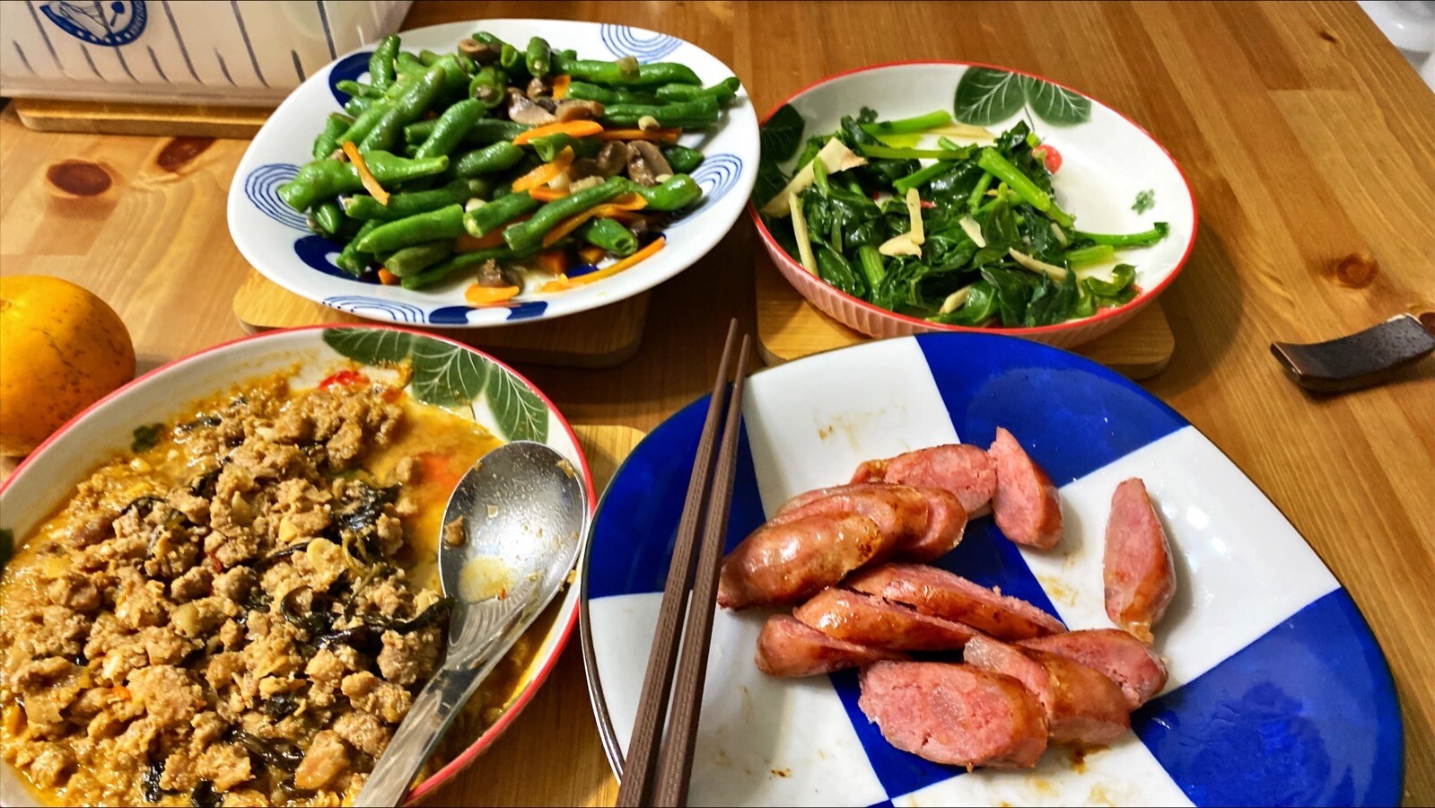 香腸、打拋豬、炒芥蘭菜、炒醜豆