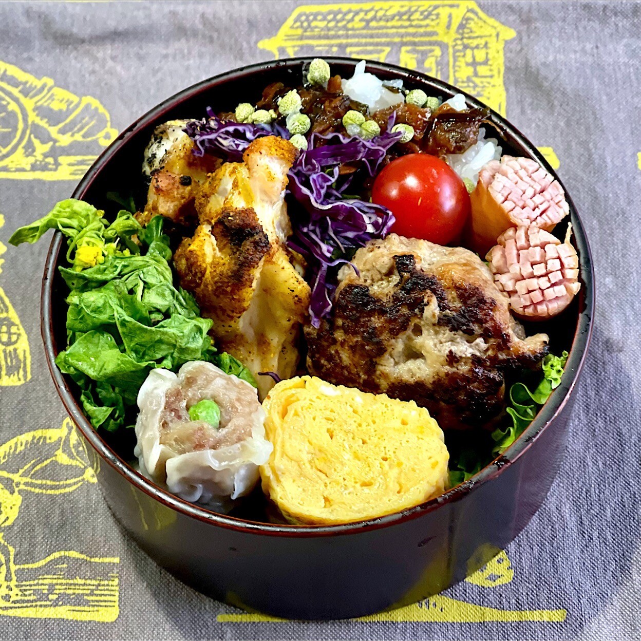 ハンバーグ、手羽元カレー風味