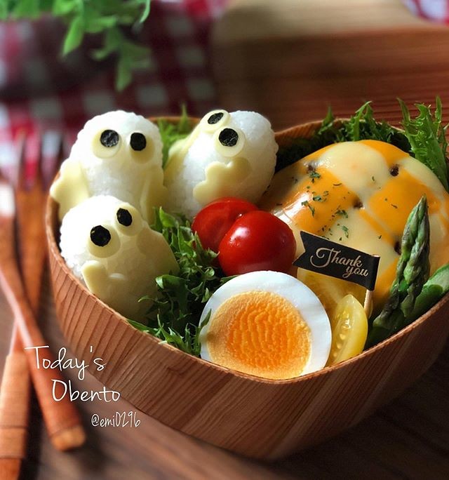 編み込みチーズハンバーグとニョロニョロおにぎり弁当
