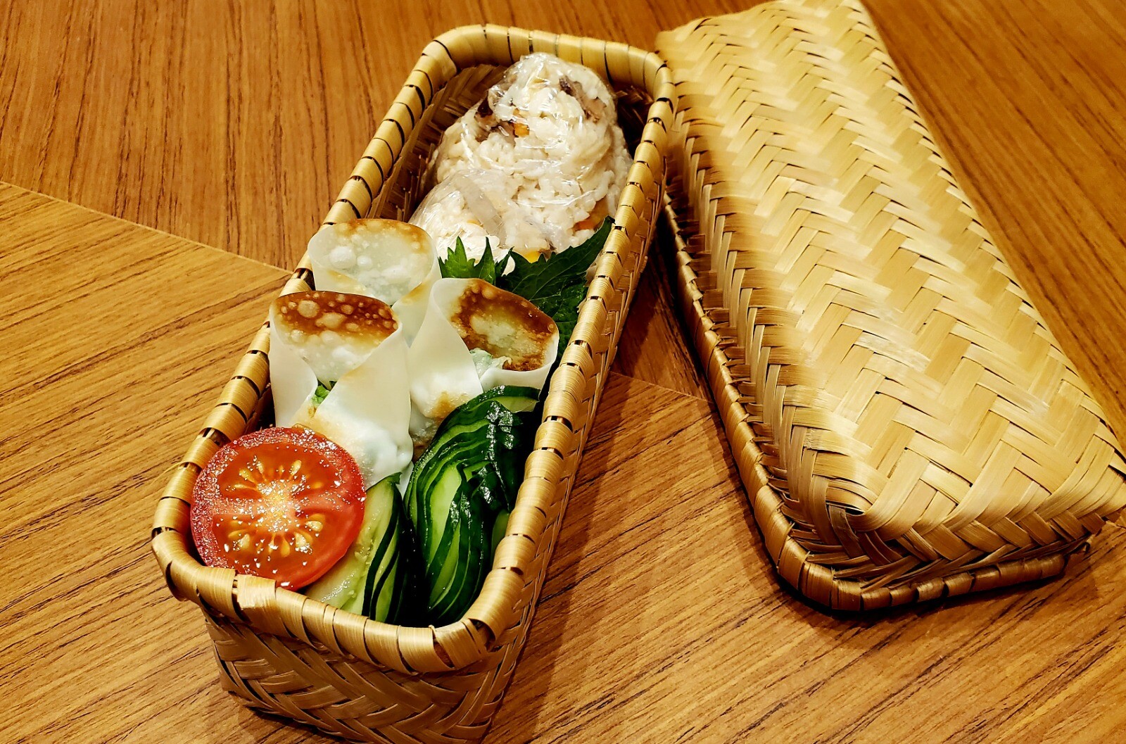 かしわめしおにぎりと棒餃子のお弁当