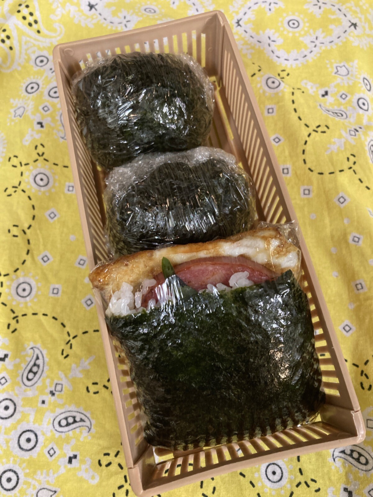 あらびきソーセージのパタンおにぎり