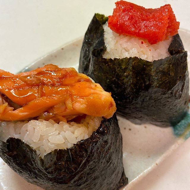 鮭の照り焼きおにぎりと明太子おにぎり