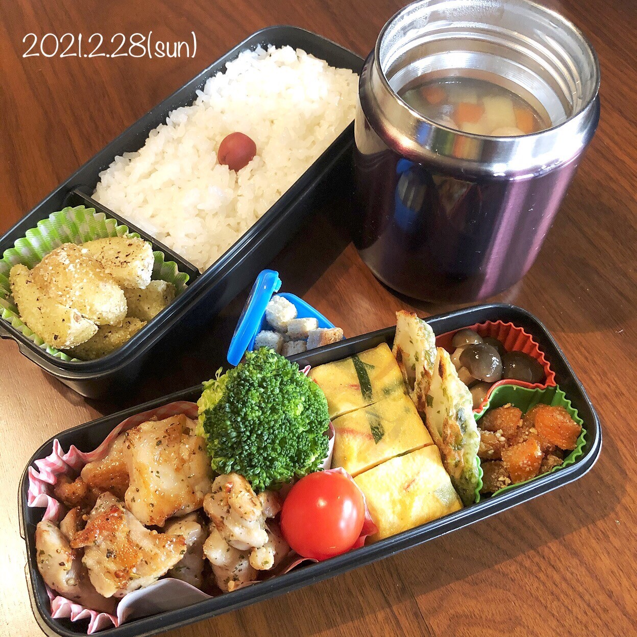 車校弁当(チキンバジルソテー・チーズ＆ブラックペッパーポテト・ニラとかにかまの玉子焼き・ちくわの磯辺焼き・ごまにんじん・しめじの甘辛煮・野菜スープ)