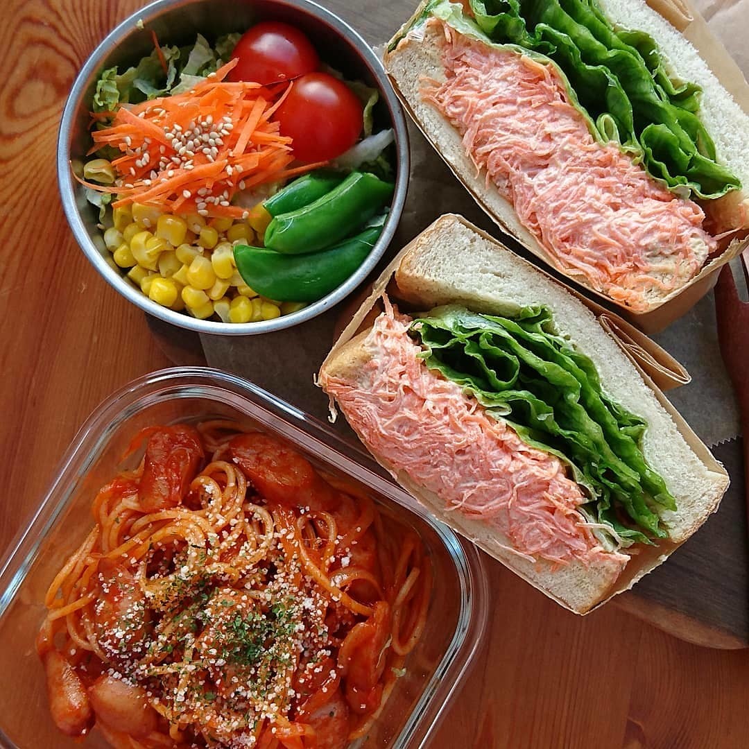 人参とツナカレーサンドイッチとナポリタン弁当