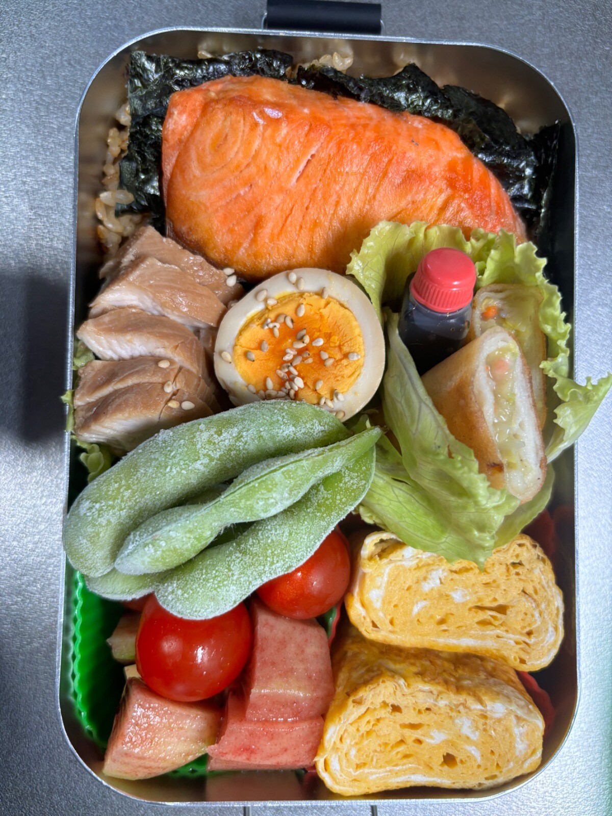 焦がし醤油の玄米炒飯鮭弁当