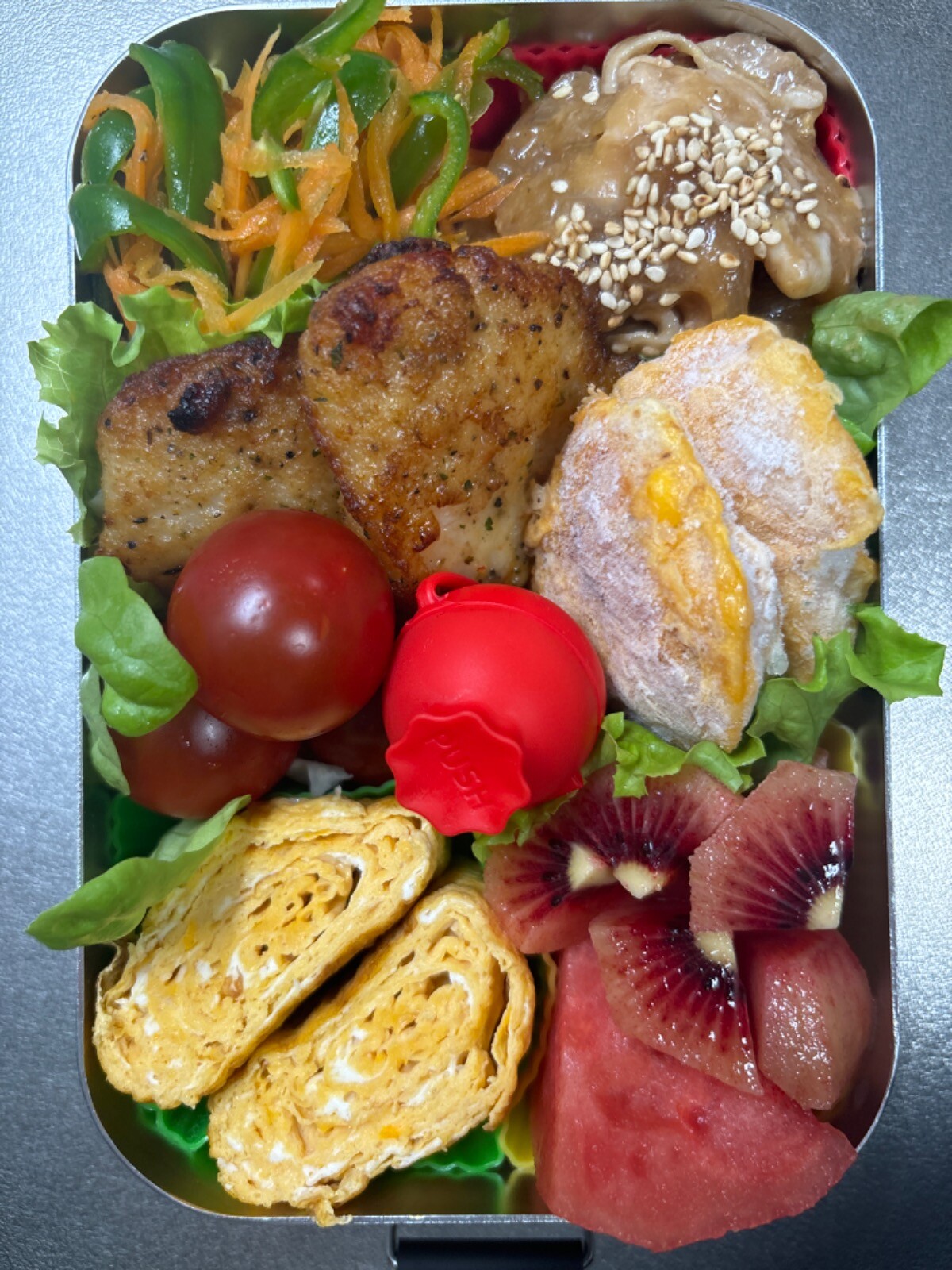白身魚のチーズムニエルと豆腐ナゲット豚こま玉ねぎ炒め添え弁当