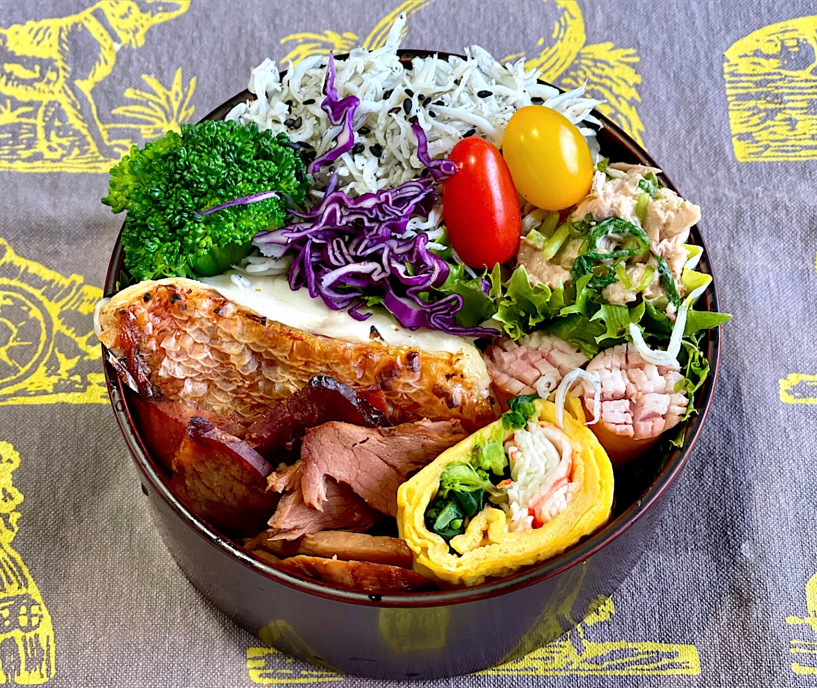 カニカマとブロッコリーの卵焼き　しらすご飯