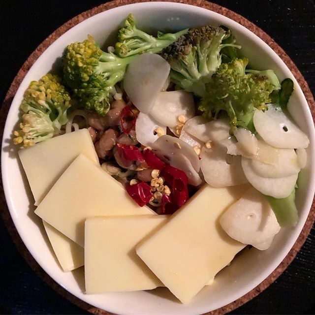 ブロッコリーチーズニンニクの胡麻油納豆塩らあめん弁当。