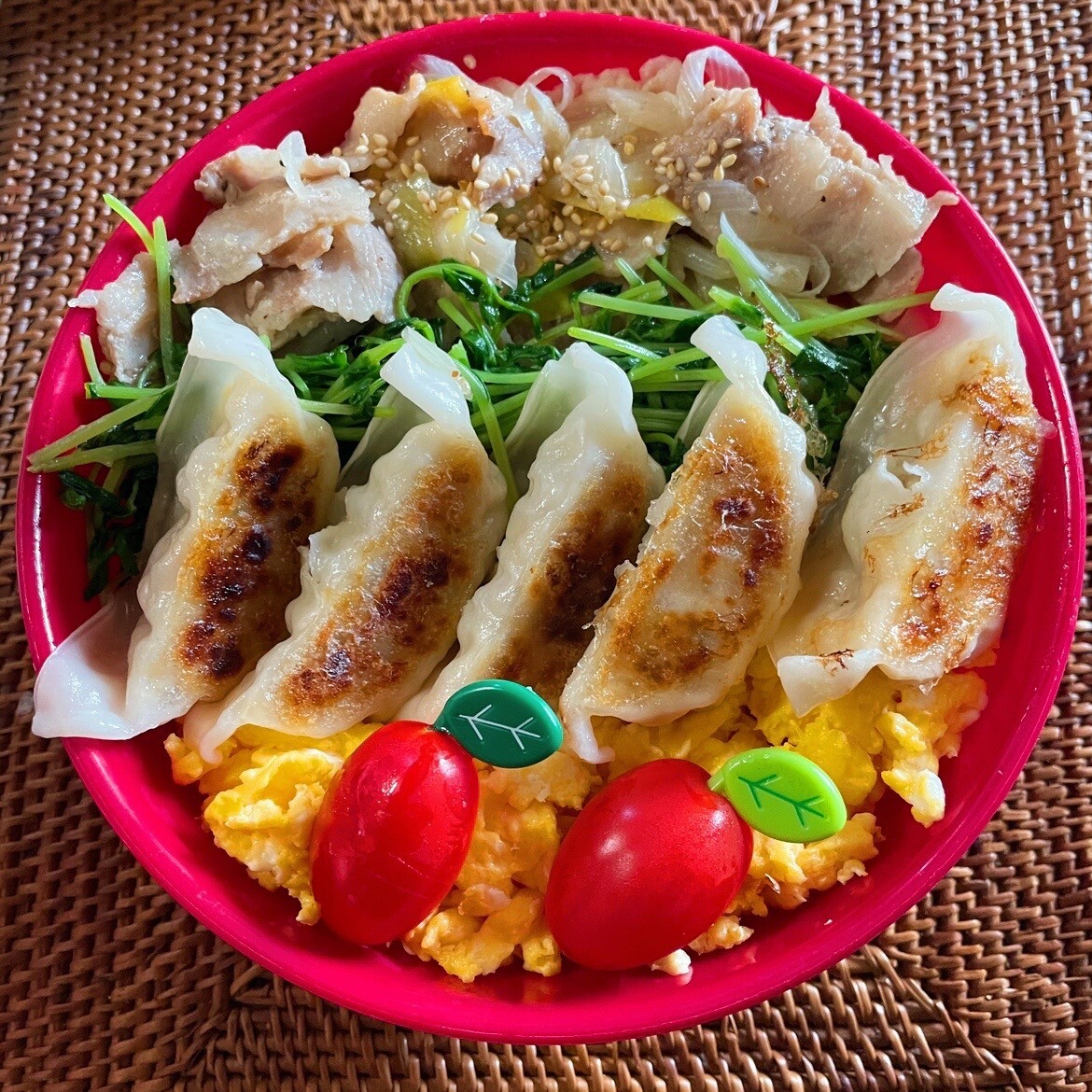 餃子と豚バラ丼弁当