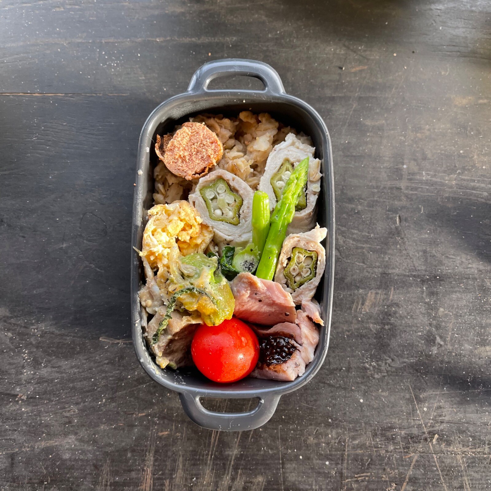 オクラの豚肉巻きとローストポークのヘルシー弁当