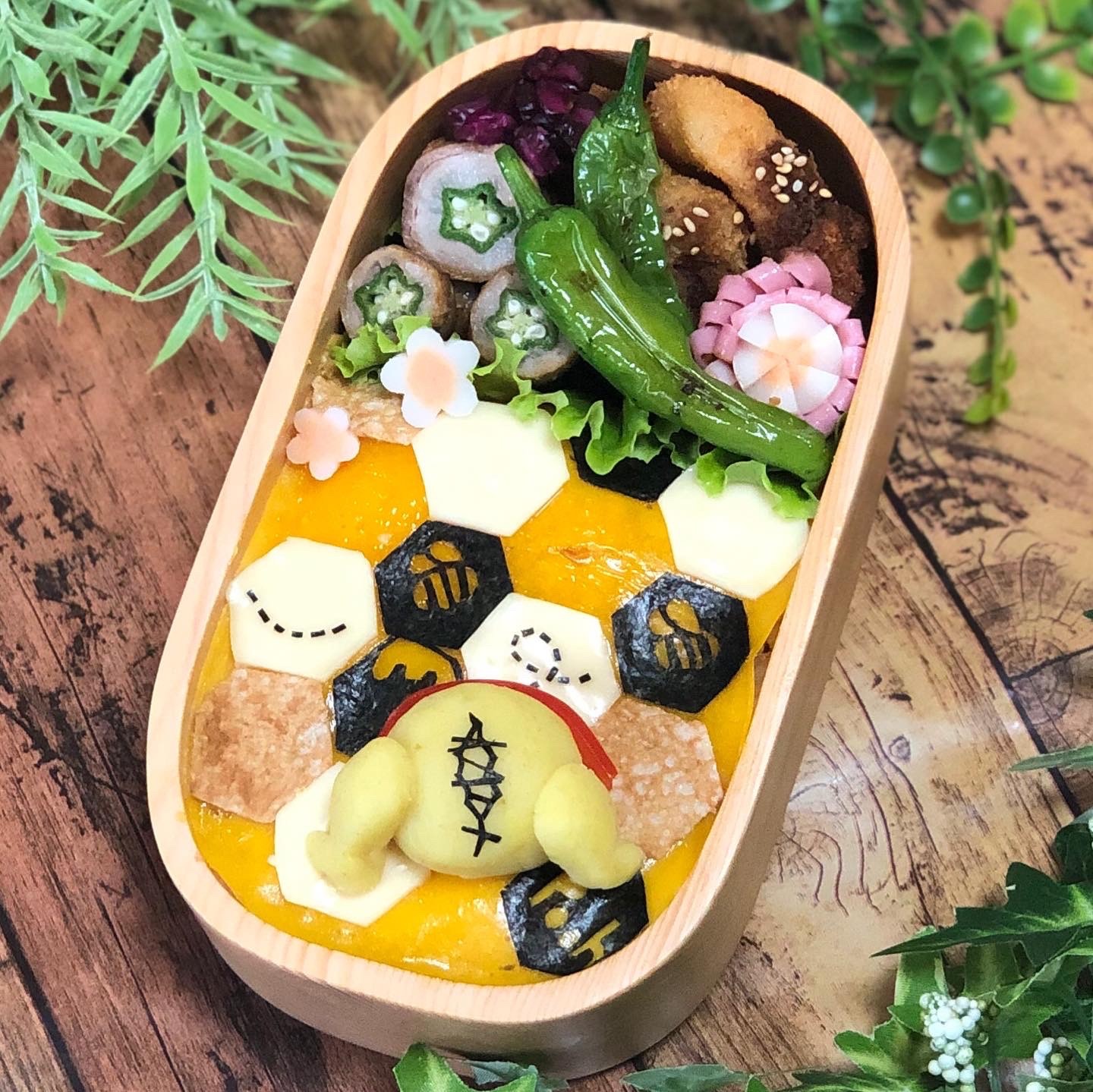 蜂の巣　モザイク弁当　プーさん入り