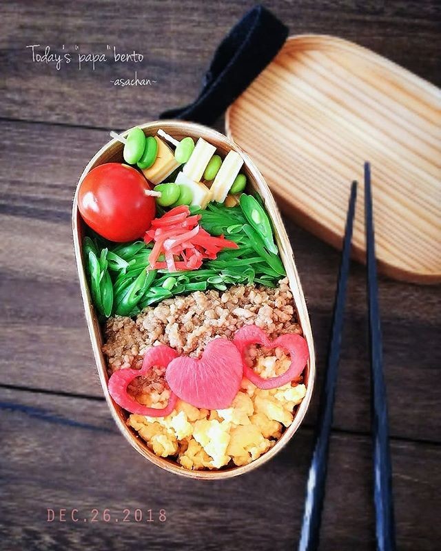 三色丼弁当