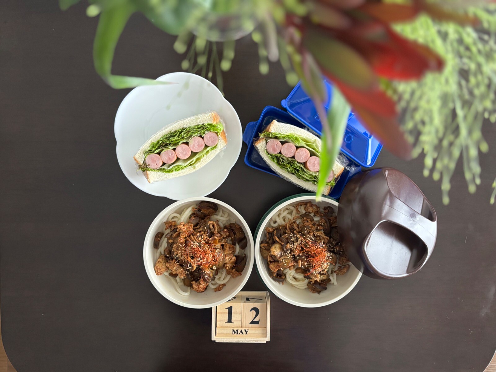 麻婆茄子うどん＆サンドイッチ弁当