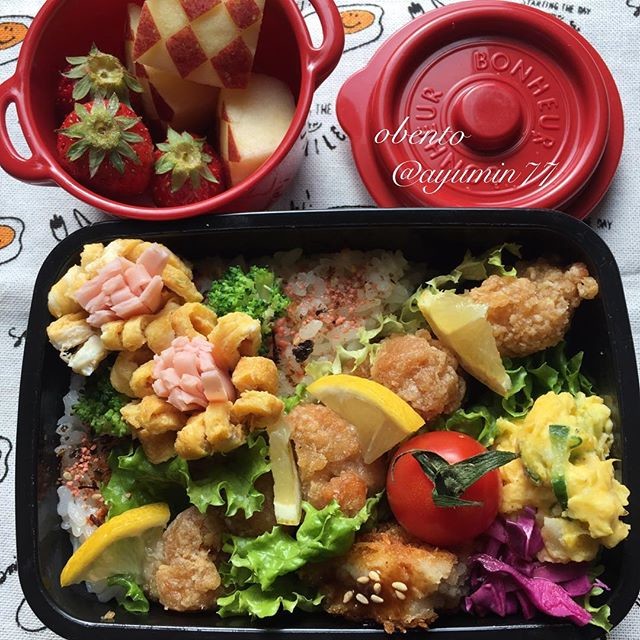 お花と唐揚げ弁当
