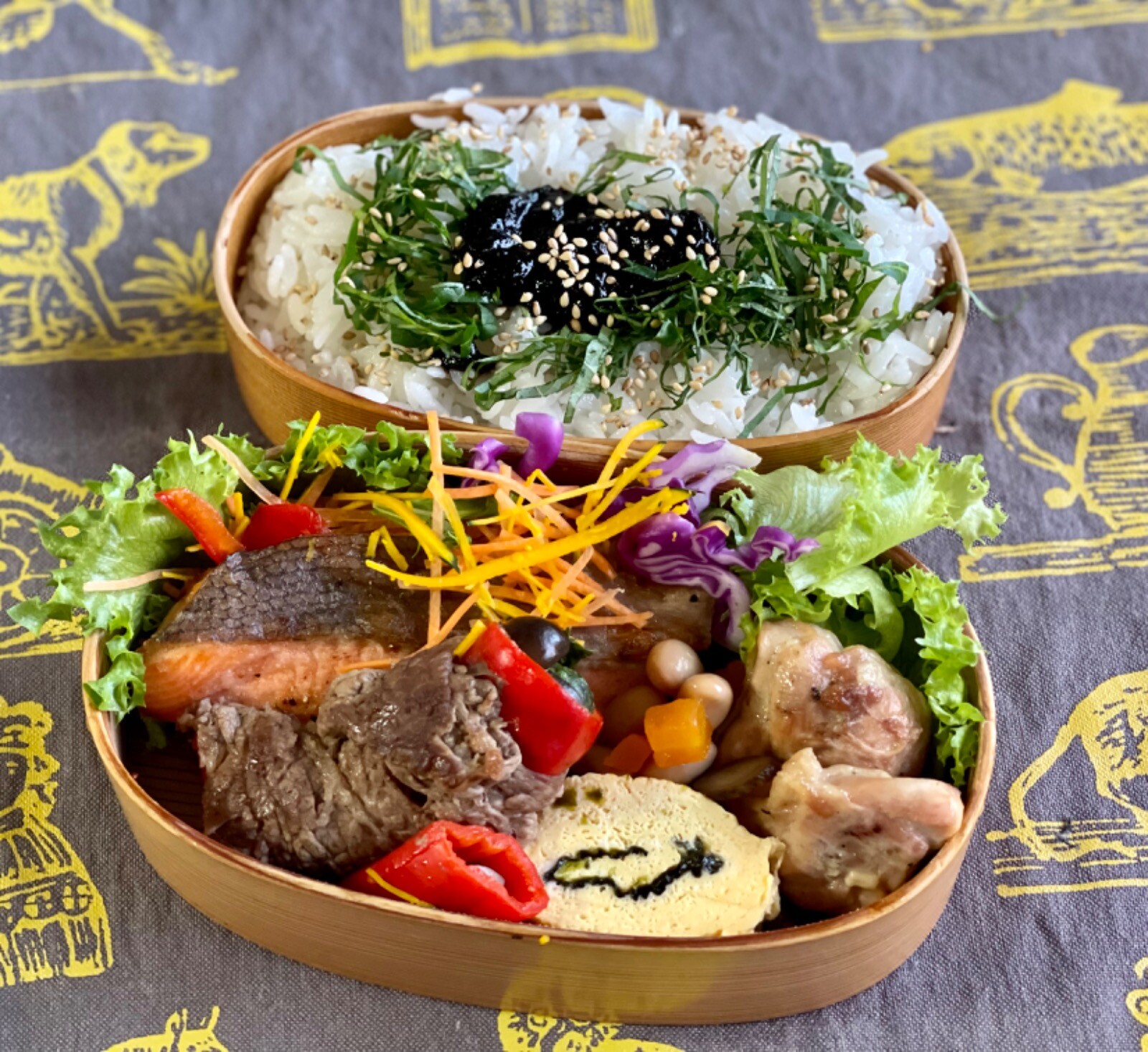 赤万願寺とうがらしのキクナとしめじ詰め　牛肉巻き