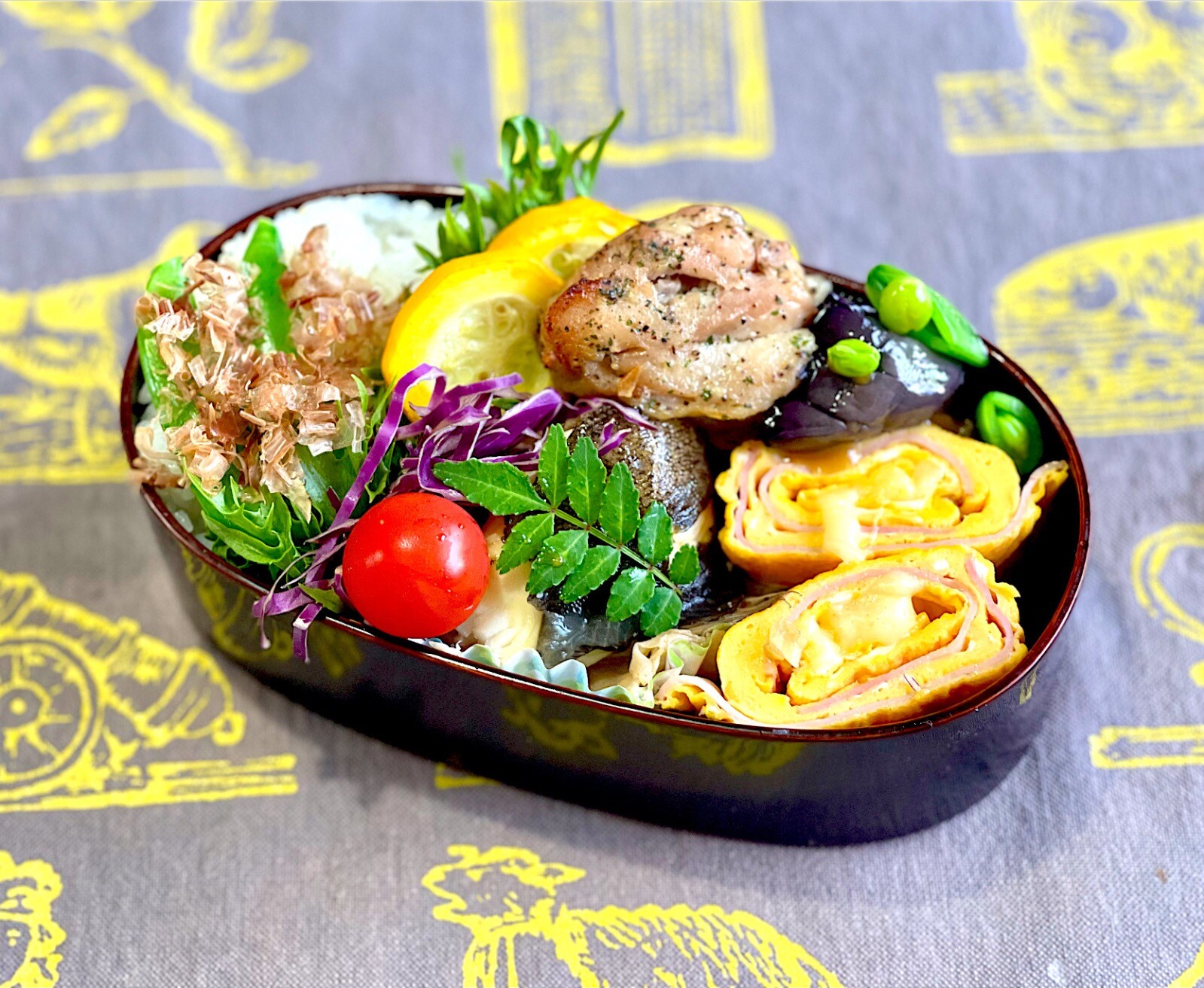 メイタガレイの煮付け、ハムとチーズ入り卵焼き