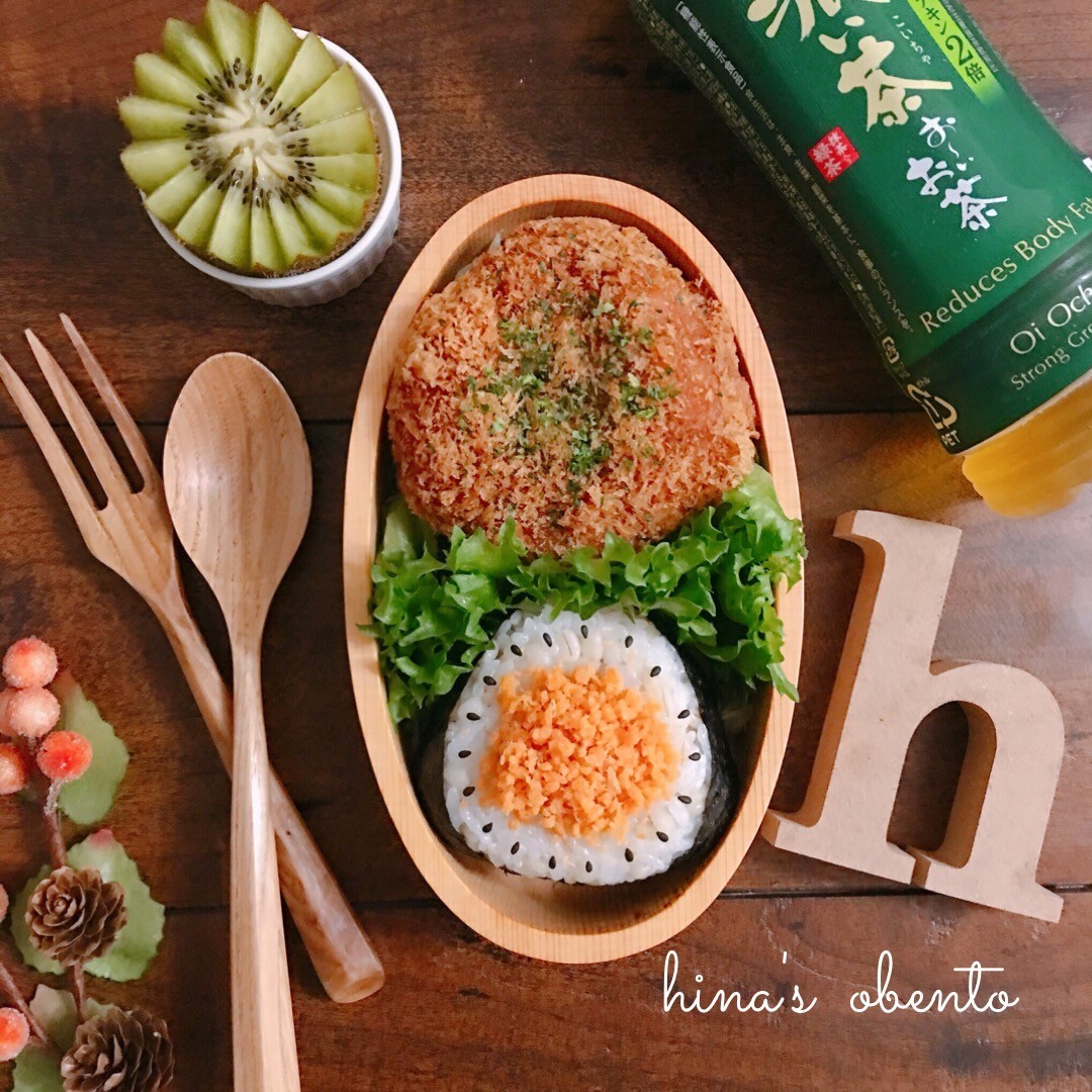 三角おにぎりとメンチカツど〜〜んお弁当
