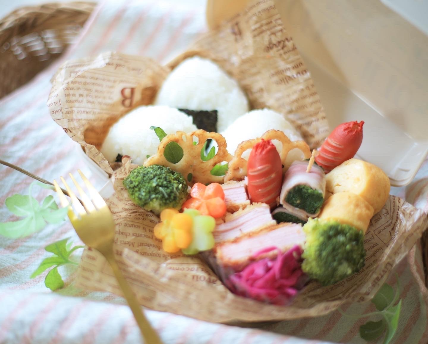 おにぎりとハムカツと加工肉なお弁当