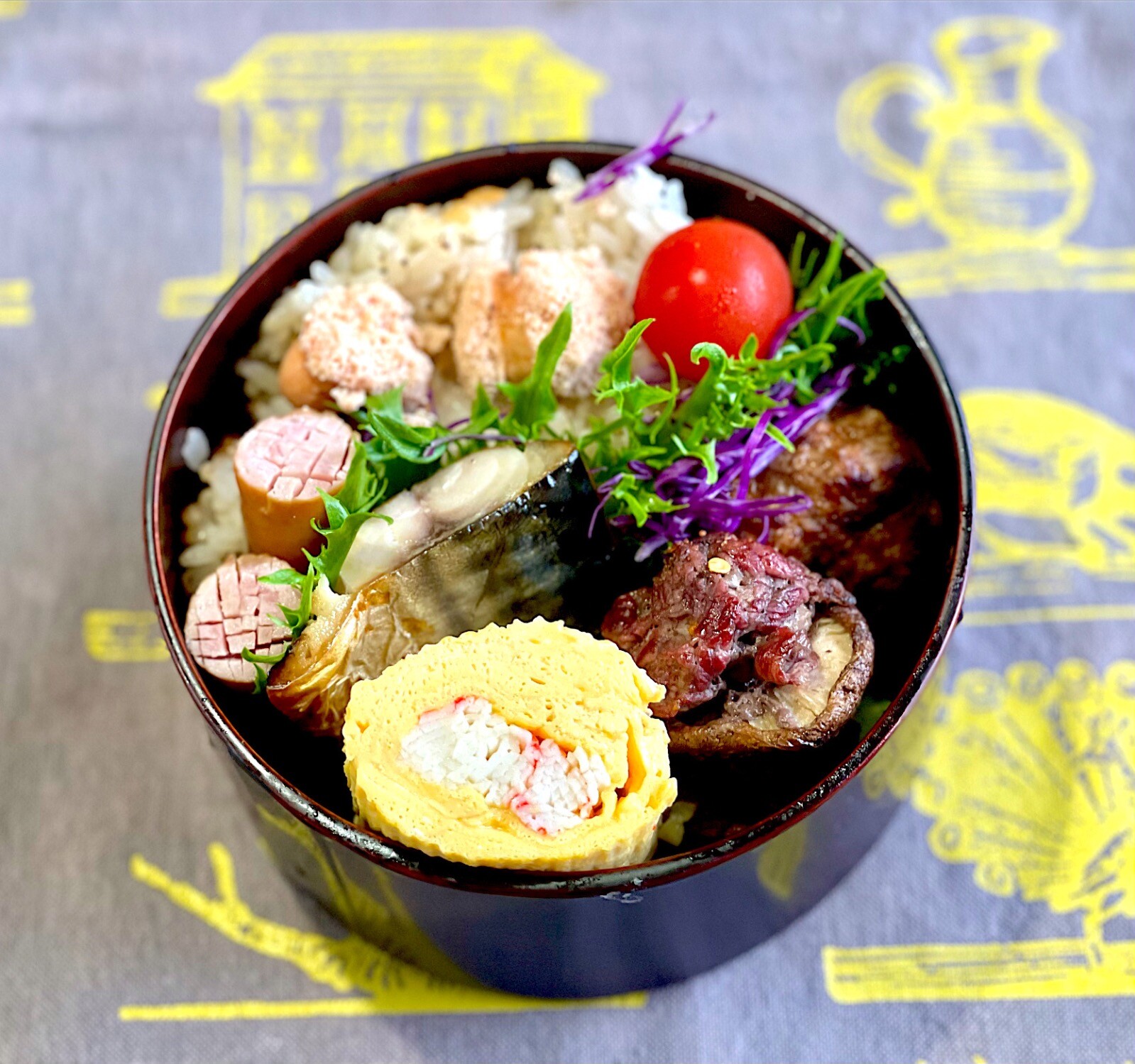 煮込みハンバーグ、椎茸の粗挽き肉詰め、カニカマ入り出し巻き卵