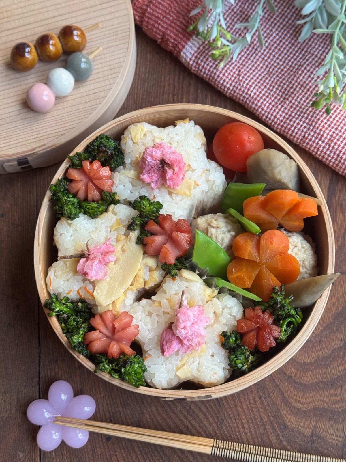 お花模様のたけのこご飯弁当