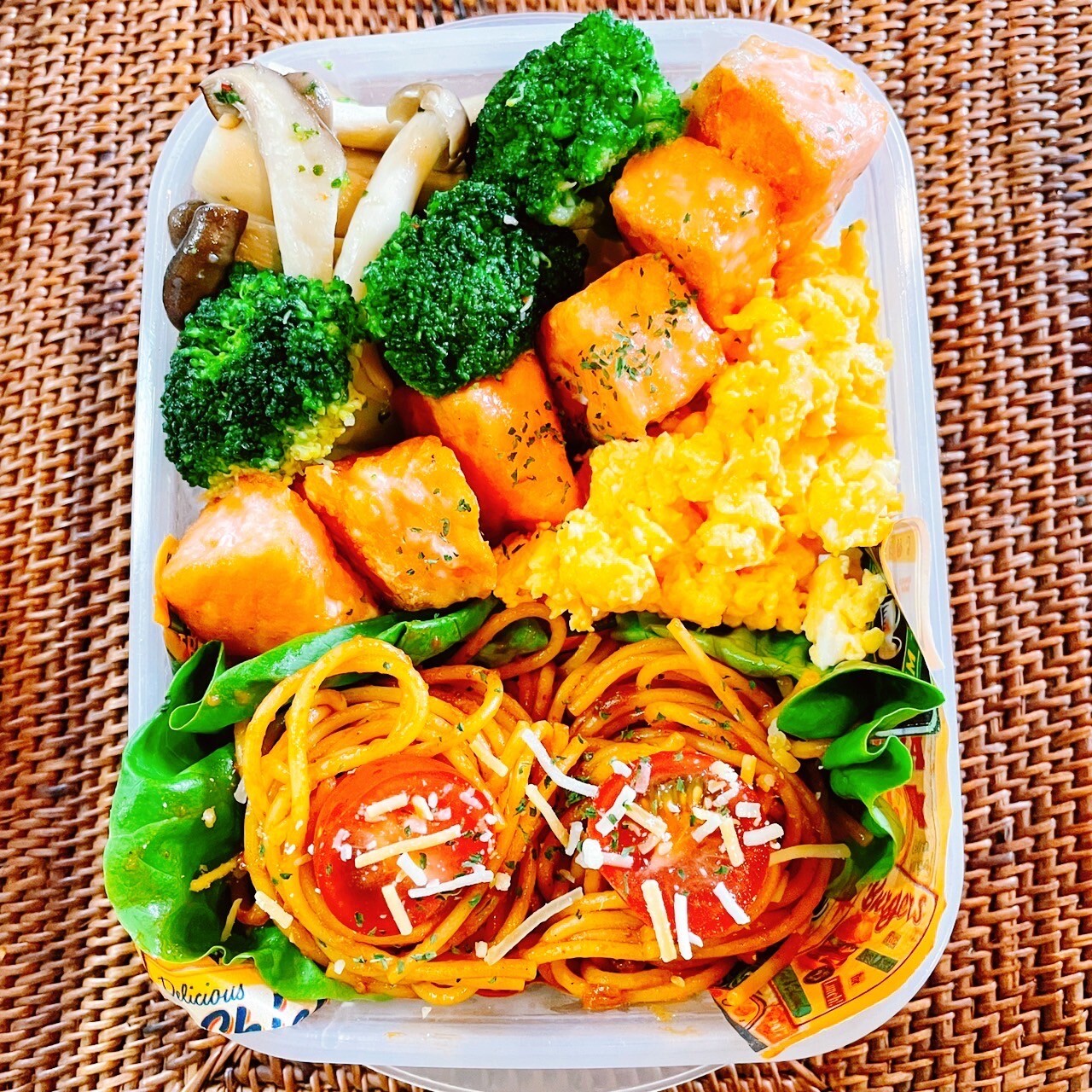 サーモングリルとパスタ弁当