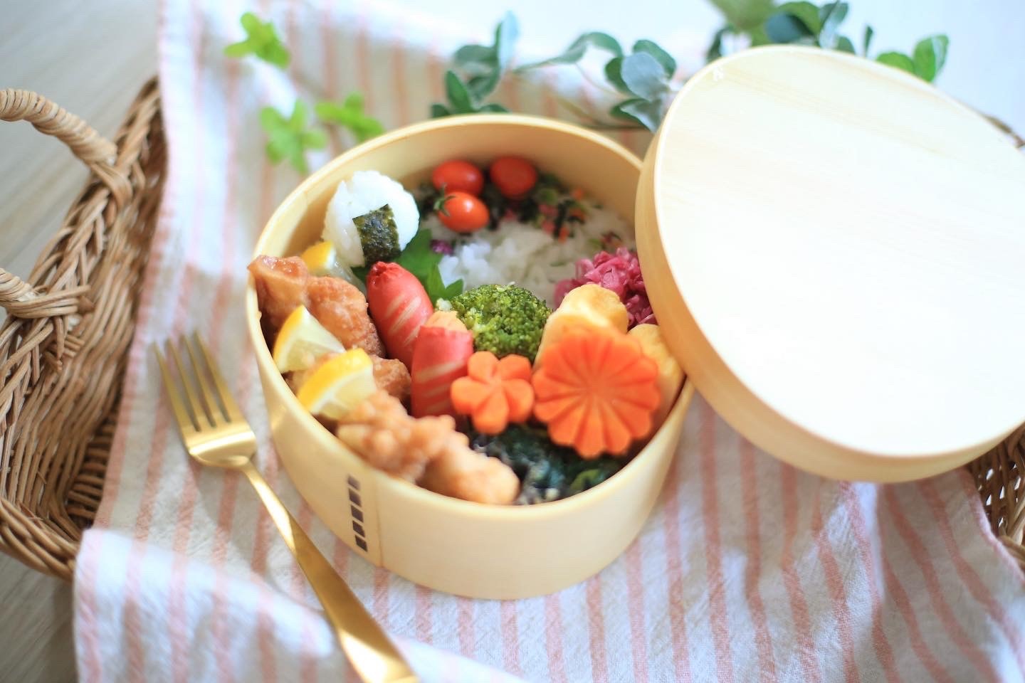 こにぎりと唐揚げのお弁当
